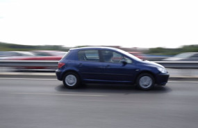 ep archivo   un coche circulando por la carretera la edad media del parque espanol supera los 14