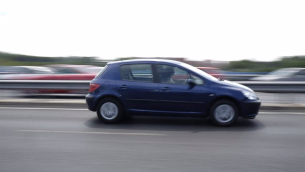 ep archivo   un coche circulando por la carretera la edad media del parque espanol supera los 14