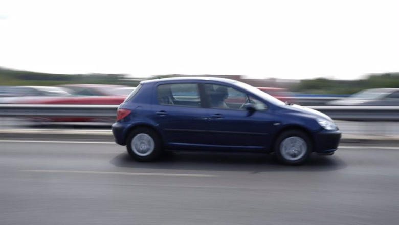 ep archivo   un coche circulando por la carretera la edad media del parque espanol supera los 14