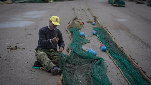 ep archivo   un pescador remienda sus redes de pesca en la lonja pesquera de la cofradia de