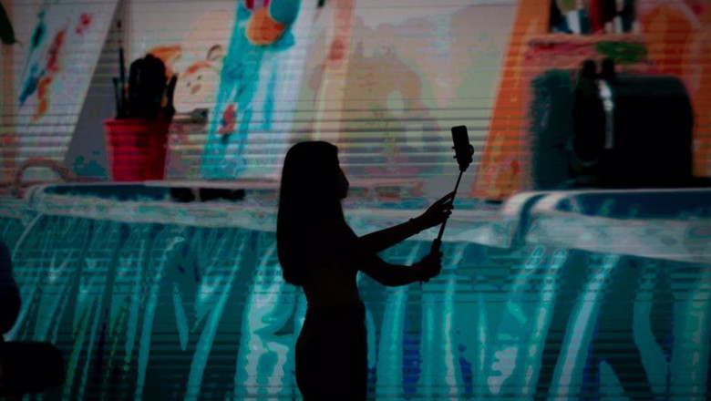 Archivo - Una asistente utiliza su teléfono móvil en las instalaciones de la XIV edición del Mobile World Congress (MWC 2021) en el recinto Gran Via de Fira de Barcelona, en L'Hospitalet de Llobregat, Barcelona, Catalunya (España) | David Zorrakino - Europa Press - Archivo ep archivo una asistente utiliza su telefono movil en las instalaciones de la xiv edicion del