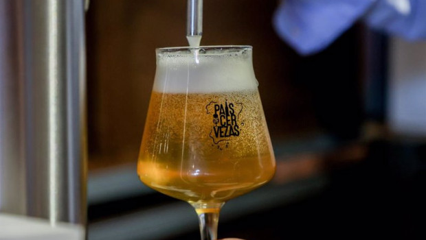 ep archivo   una cerveza rubia de grifo tirada en copa de cristal durante el gran festival de la