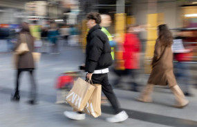 ep archivo   varias personas caminando por la calle tras comprar en tiendas