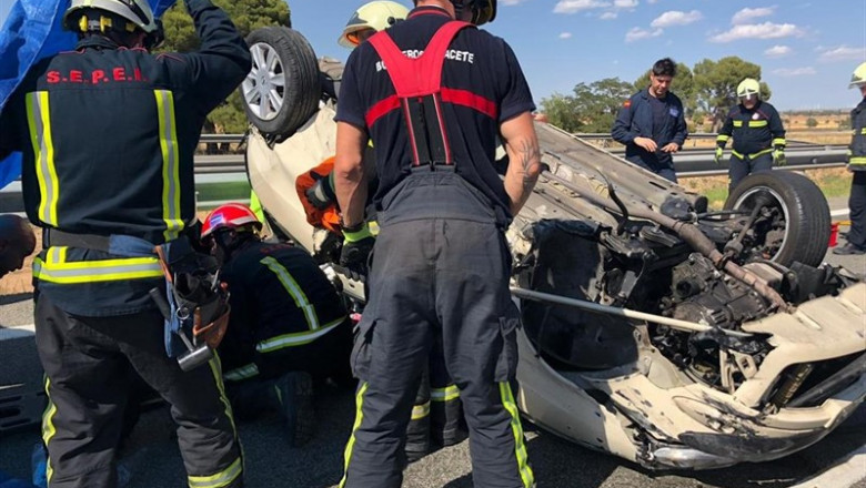 Bomberos del SEPEI de Albacete trabajan en un accidente de tráfico en la A-31 en Hoya Gonzalo | DIPUTACIÓN DE ALBACETE ep bomberossepeialbaceteenaccidentetraficola a-31hoya gonzalo