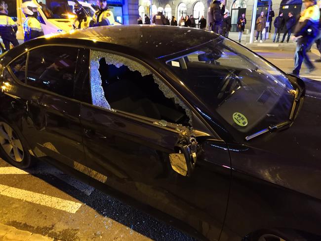 Coche VTC atacado por taxistas en huelga en Barcelona | EUROPA PRESS ep coche vtc atacadotaxistashuelgabarcelona