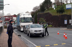 ep efectivos de la guardia civil y de la policia realizan controles por el covid-19