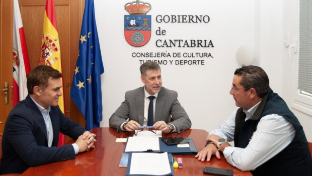 ep el consejero de cultura turismo y deporte luis martinez abad recibe al presidente del cabildo de