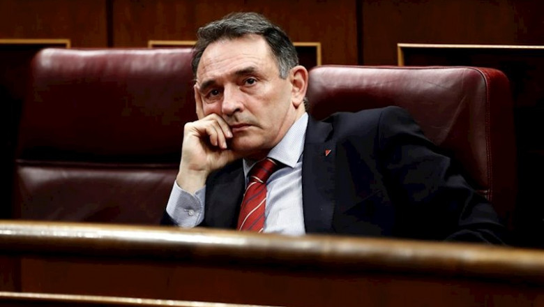 ep el diputado de unidas podemos-en comu podem-galicia en comun enrique santiago en su escano en el
