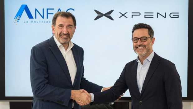 ep el director general de anfac jose lopez tafall y el general manager de xpeng espana ignacio roman