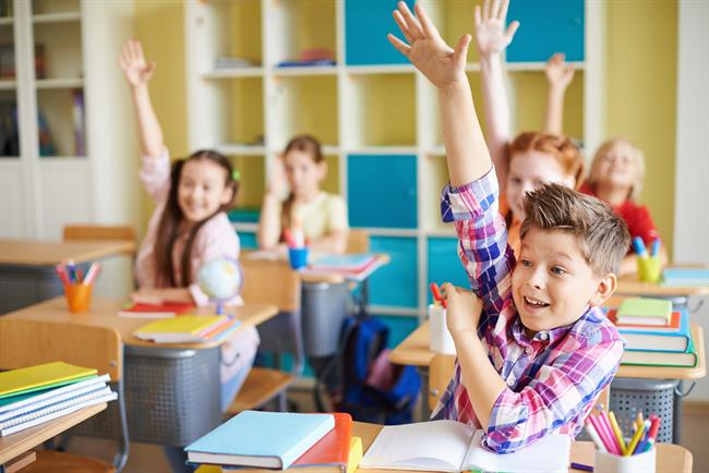 Escolares en un aula con libros de texto | AMAZON ep escolaresun aulalibrostexto