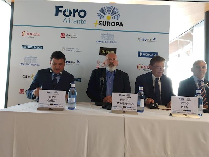 ep frans timmermans segundo por la izq junto a ximo puig tercero en la mesa