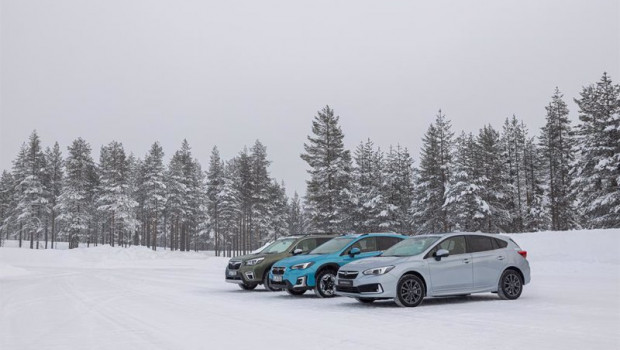 ep gama hibrida de subaru con el impreza delante