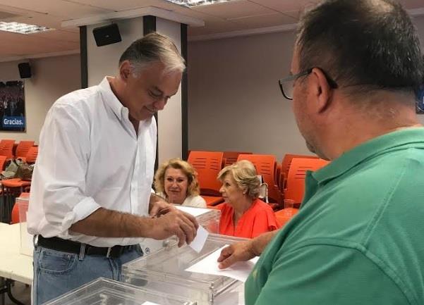 González Pons vota en las primarias del PP | CEDIDA ep gonzalez pons votalas primariaspp