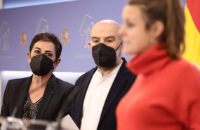 ep la portavoz de eh bildu en el congreso mertxe aizpurua y el diputado del bng nestor rego observan