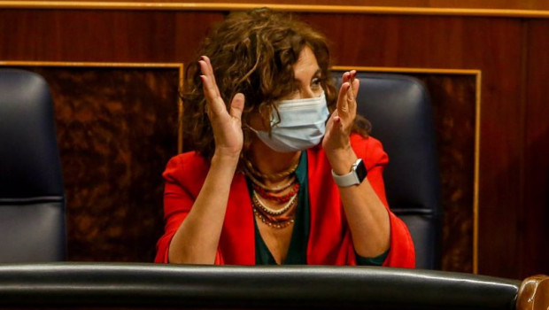 ep la portavoz del gobierno y ministra de hacienda maria jesus montero aplaude en un pleno del