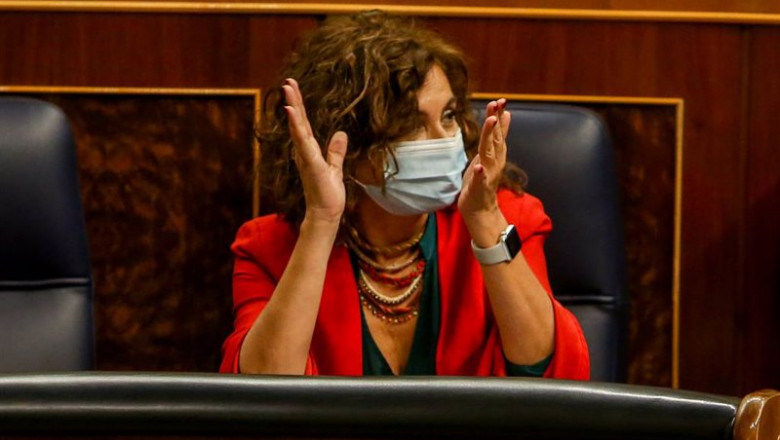 ep la portavoz del gobierno y ministra de hacienda maria jesus montero aplaude en un pleno del