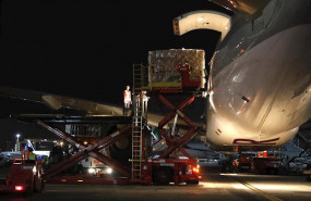 ep llegada de un avion al aeropuerto de madrid barajas-adolfo suarez procedente de shanghai china
