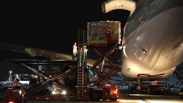 ep llegada de un avion al aeropuerto de madrid barajas-adolfo suarez procedente de shanghai china