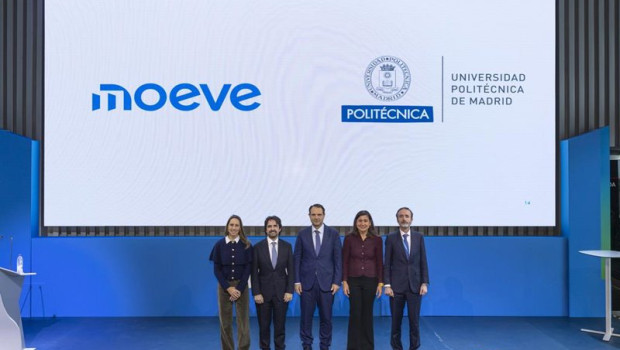 ep los directivos de moeve junto a miembros de la universidad politecnica de madrid tras el acuerdo