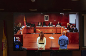 ep los dos acusados por el robo de las botellas de vino en atrio vistos desde una pantalla de la ep los dos acusados por el robo de las botellas de vino en atrio vistos desde una pantalla de la