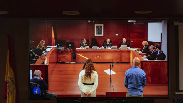 ep los dos acusados por el robo de las botellas de vino en atrio vistos desde una pantalla de la