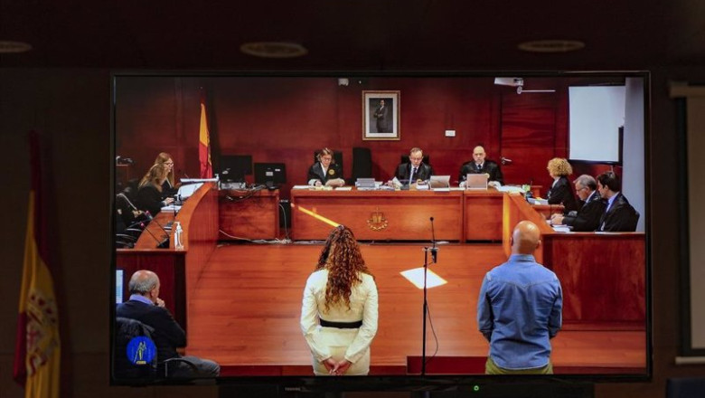 ep los dos acusados por el robo de las botellas de vino en atrio vistos desde una pantalla de la ep los dos acusados por el robo de las botellas de vino en atrio vistos desde una pantalla de la