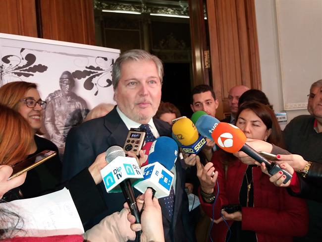 Méndez de Vigo atiende a la prensa en un acto en Palencia | EUROPA PRESS ep mendez de vigo atiendela prensaun actopalencia