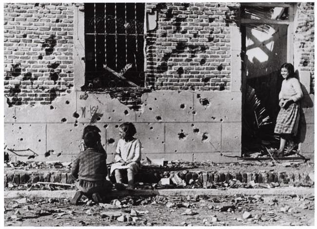 ep ninos jugando frentela fachadaedificio otono1936