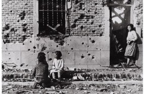 ep ninos jugando frentela fachadaedificio otono1936