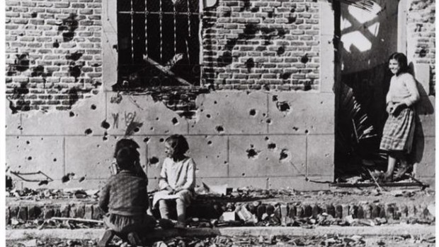 ep ninos jugando frentela fachadaedificio otono1936