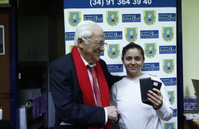 ep padre angel entrega telefonos movilespersonasrecursos