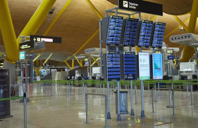 ep paneles informativos en la terminal t4 del aeropuerto adolfo suarez madrid-barajas durante el
