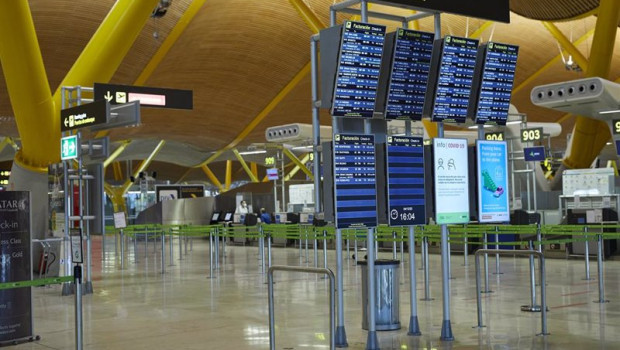 ep paneles informativos en la terminal t4 del aeropuerto adolfo suarez madrid-barajas durante el