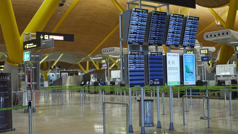 ep paneles informativos en la terminal t4 del aeropuerto adolfo suarez madrid-barajas durante el