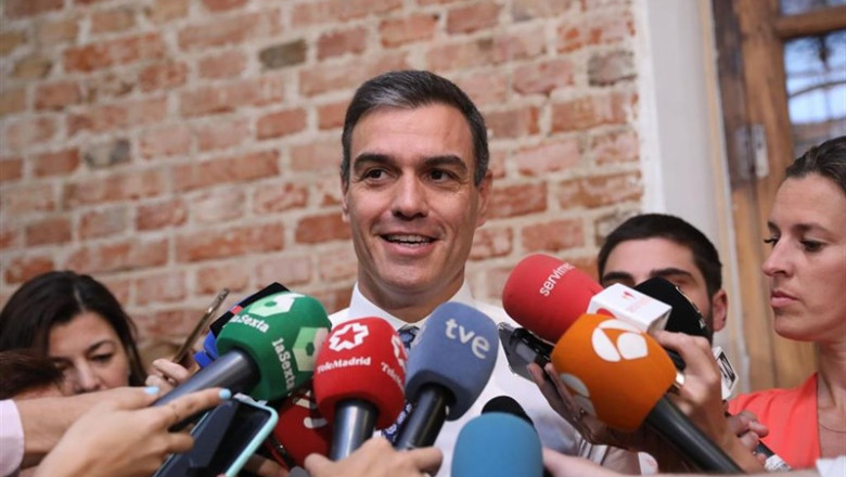 El presidente del Gobierno en funciones, Pedro Sánchez, atiende a los medios de comunicación tras reunirse con colectivos feministas en Madrid. | Marta Fernández - Europa Press ep presidentegobiernofunciones pedro sanchez atiendelos medioscomunicacionreunirsecolectivos feministasmadrid
