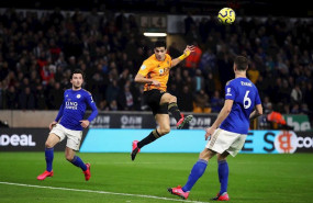 ep raul jimenez en un partido del wolverhampton wanderers