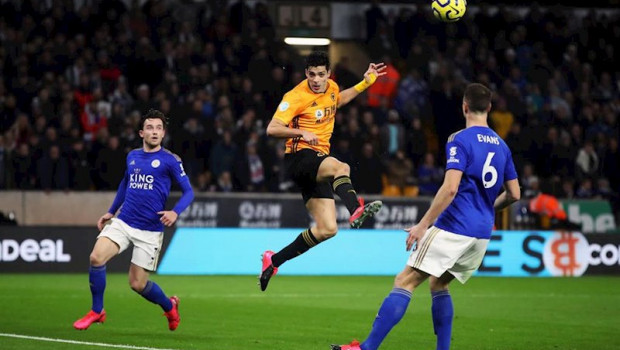 ep raul jimenez en un partido del wolverhampton wanderers