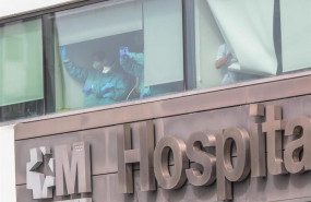 ep sanitarios del hospital de la paz totalmente protegidos saludan y agradecen el apoyo desde una