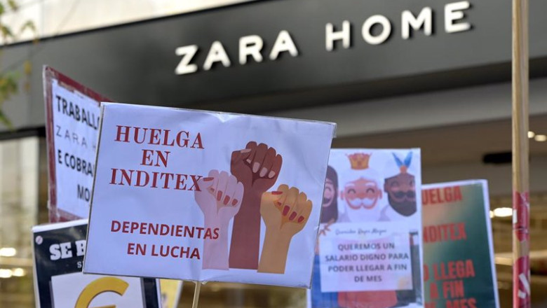 Trabajadores se manifiestan con pancartas frente a una tienda Zara Home durante la primera jornada de huelga de las tiendas de Inditex en A Coruña, en la Plaza de Lugo, a 25 de noviembre de 2022, en A Coruña, Galicia (España). Esta huelga de dependientes | M. Dylan - Europa Press ep trabajadores se manifiestan con pancartas frente a una tienda zara home durante la primera
