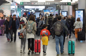 ep un grupo de personas con maletas en una de las instalaciones de la estacion de atocha a 22 de