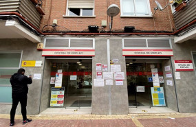 ep un hombre espera oficina de empleo en una imagen de archivo