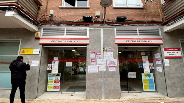 ep un hombre espera oficina de empleo en una imagen de archivo