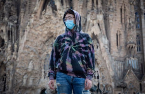 ep un joven de rasgos asiaticos camina por zonas cercanas a la sagrada familia