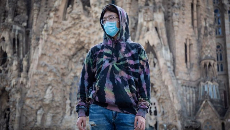 ep un joven de rasgos asiaticos camina por zonas cercanas a la sagrada familia