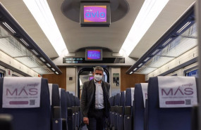ep un pasajero en el interior del tren avlo a su llegada a la estacion de joaquin sorrolla a 17 de