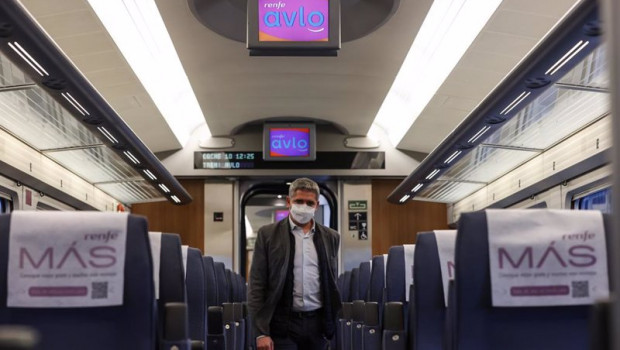 ep un pasajero en el interior del tren avlo a su llegada a la estacion de joaquin sorrolla a 17 de