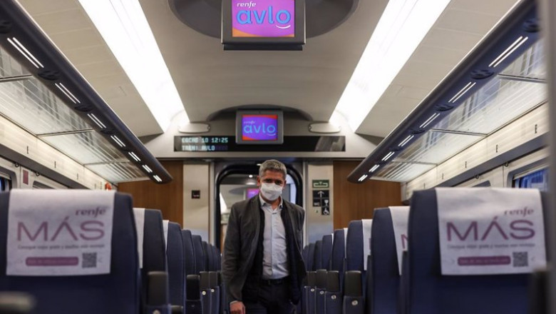 Un pasajero en el interior del tren Avlo, a su llegada a la estación de Joaquín Sorrolla, a 17 de febrero de 2022, en Valencia | Rober Solsona - Europa Press ep un pasajero en el interior del tren avlo a su llegada a la estacion de joaquin sorrolla a 17 de