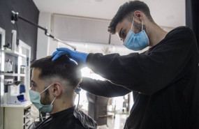 ep un peluquero atiende a un cliente en su peluqueria