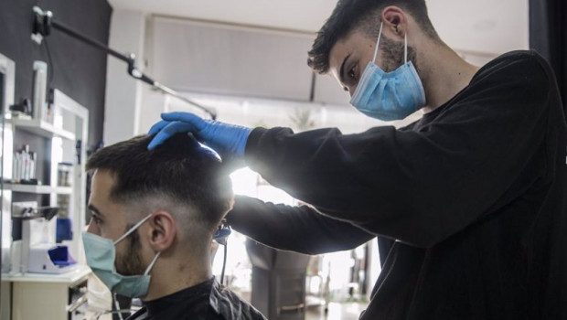 ep un peluquero atiende a un cliente en su peluqueria