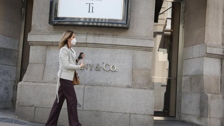 ep una mujer pasa junto a la entrada de la tienda tiffany de la calle jose ortega y gasset 10 de